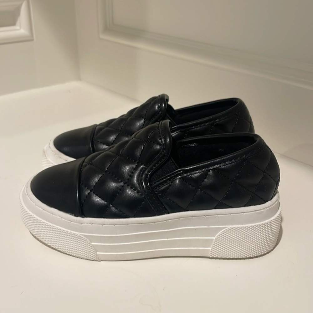 Steve Madden platform girls slip on tennis shoe. Size 11